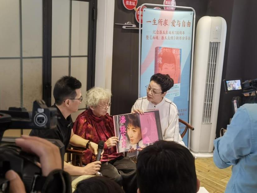 石楠、韩再芬在活动现场。